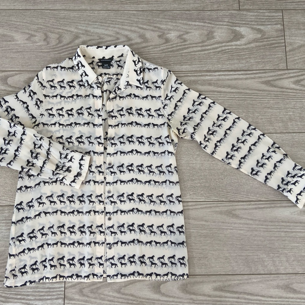 Club Monaco women’s silk blouse. Size: XS.